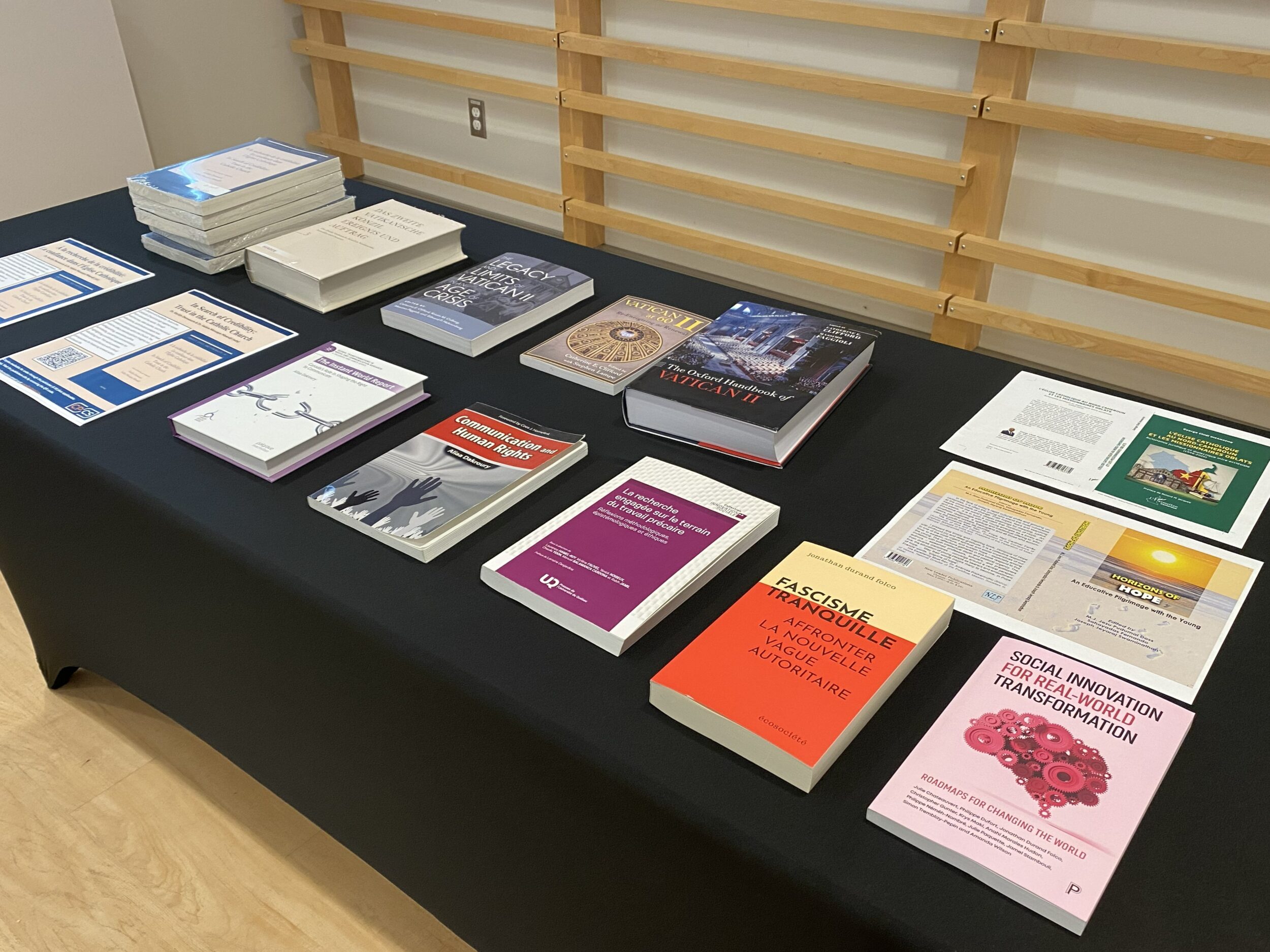Table d’exposition des récents livres publiés par les professeurs de l’Université Saint-Paul
